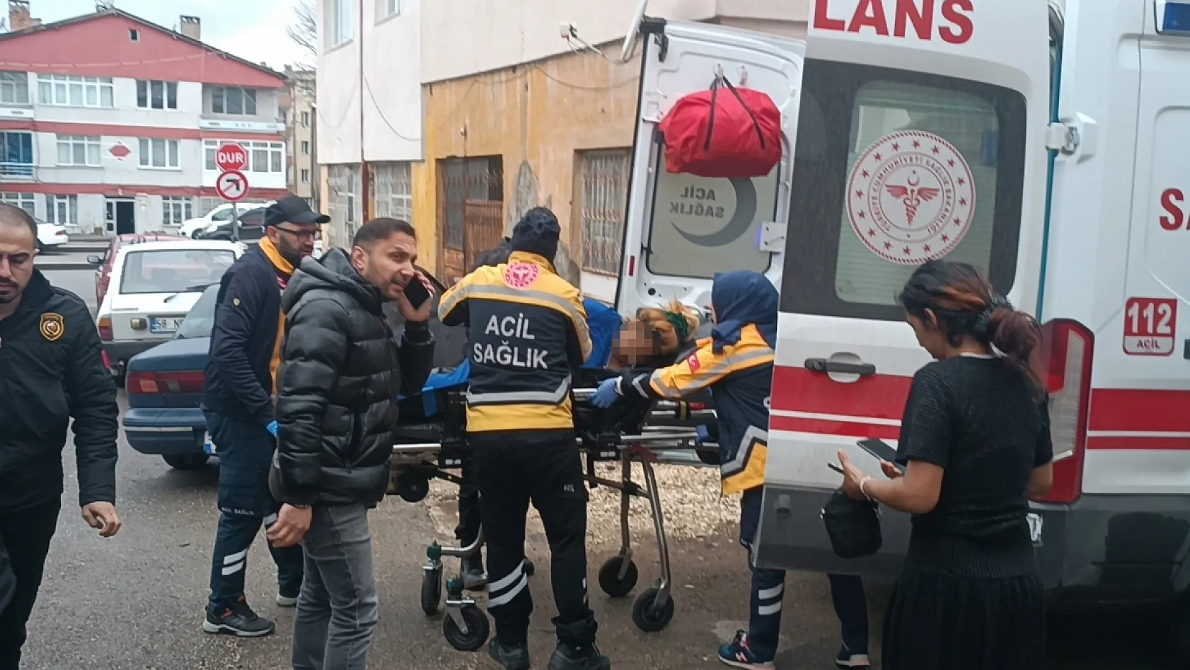 Boşanma aşamasında olduğu eşini dört yerinden bıçaklayıp eve kilitledi