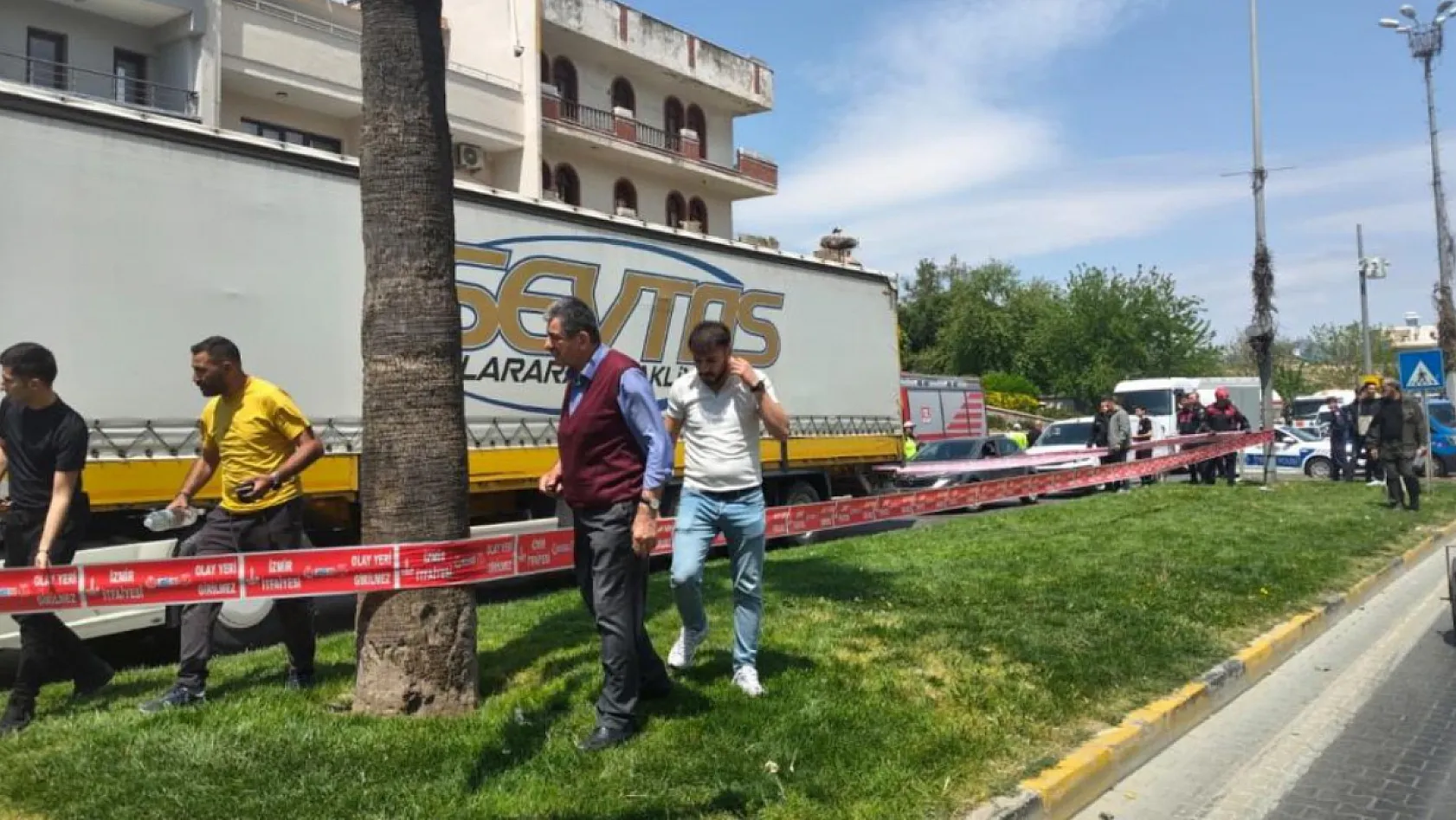 İzmir'de Yaya Geçidinde Kaza: 80 Yaşındaki Kadın Hayatını Kaybetti