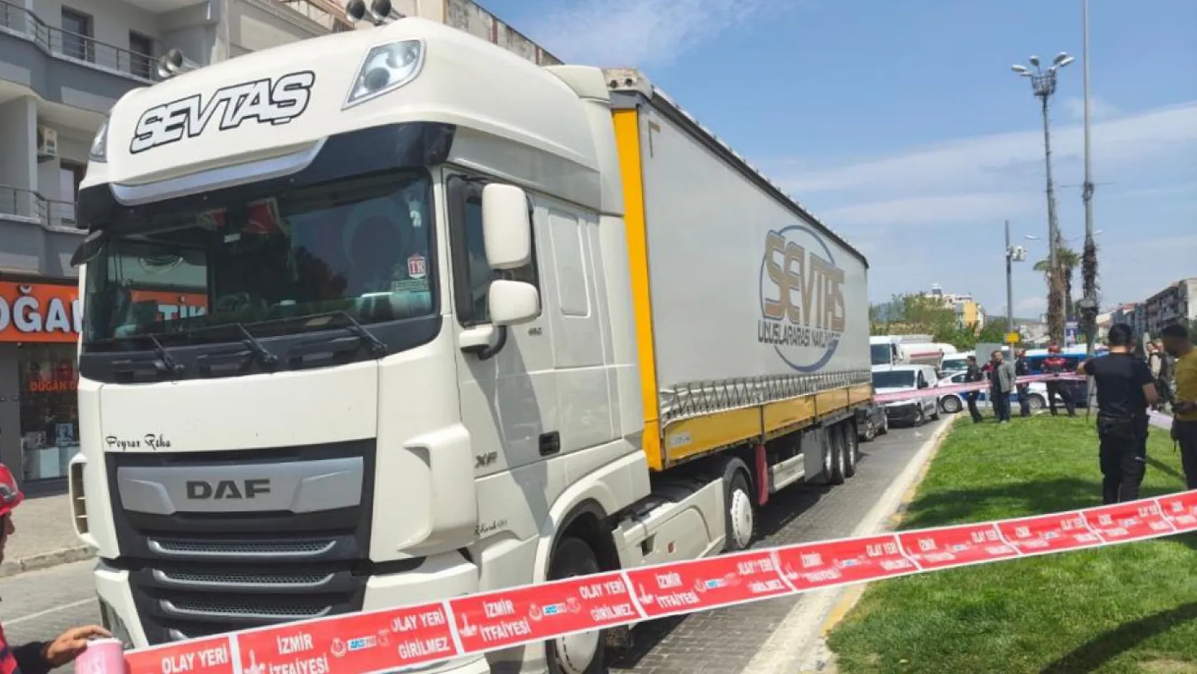 İzmir'de Yaya Geçidinde Kaza: 80 Yaşındaki Kadın Hayatını Kaybetti