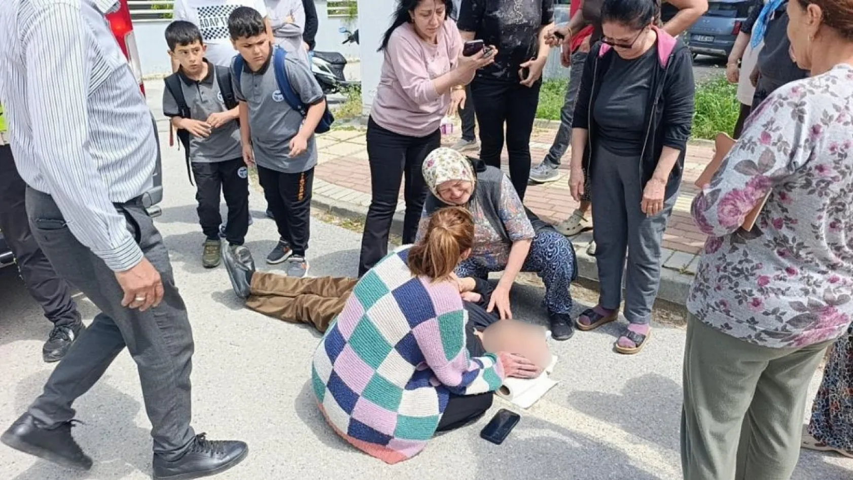 Manevra yapan öğrenci servisi görme engelli yayaya çarptı, eşi gözyaşlarına boğuldu