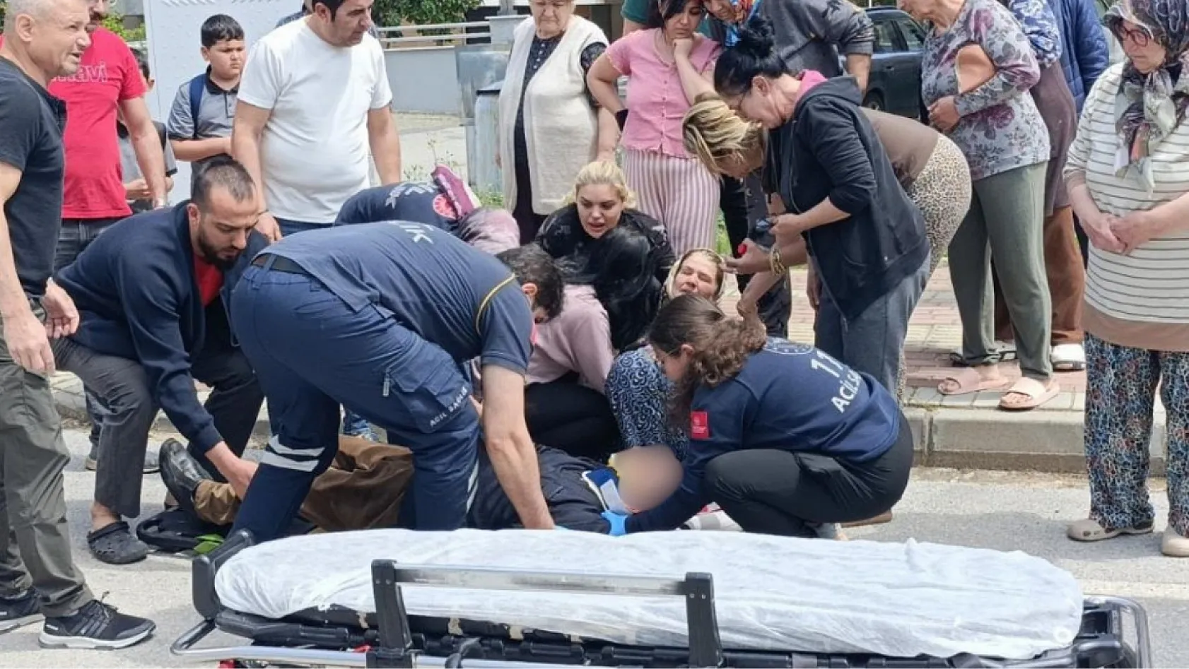 Manevra yapan öğrenci servisi görme engelli yayaya çarptı, eşi gözyaşlarına boğuldu