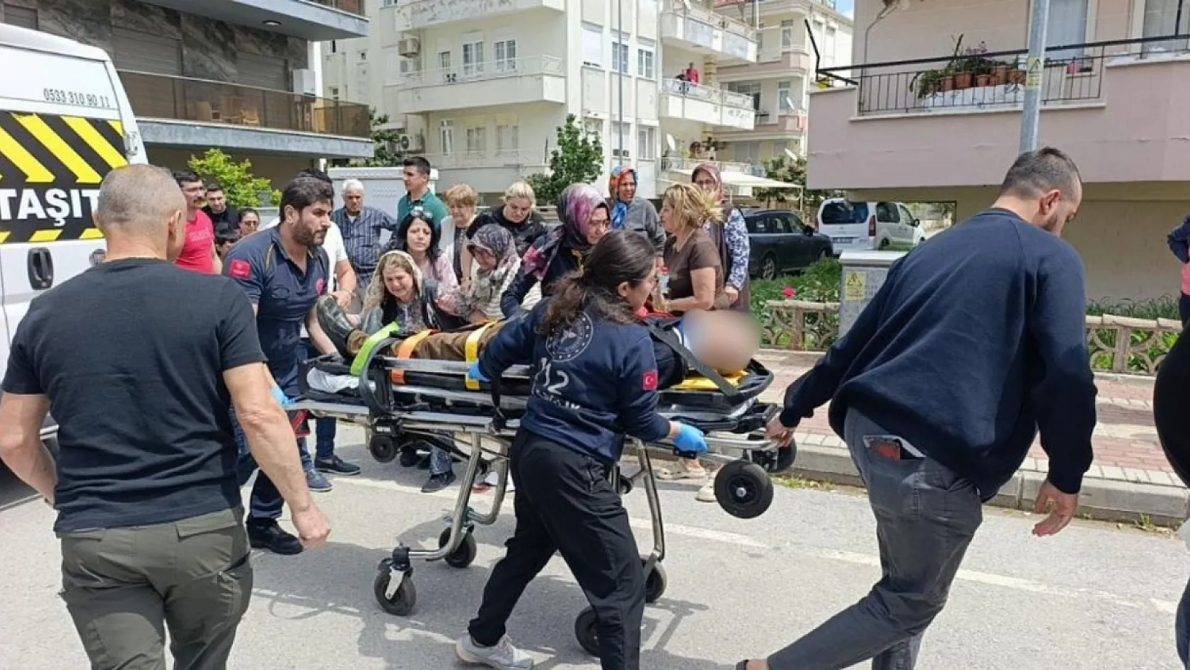 Manevra yapan öğrenci servisi görme engelli yayaya çarptı, eşi gözyaşlarına boğuldu