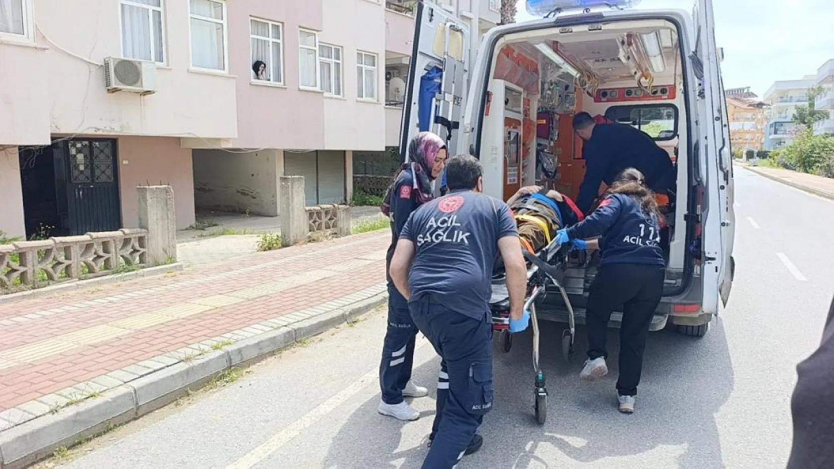 Manevra yapan öğrenci servisi görme engelli yayaya çarptı, eşi gözyaşlarına boğuldu
