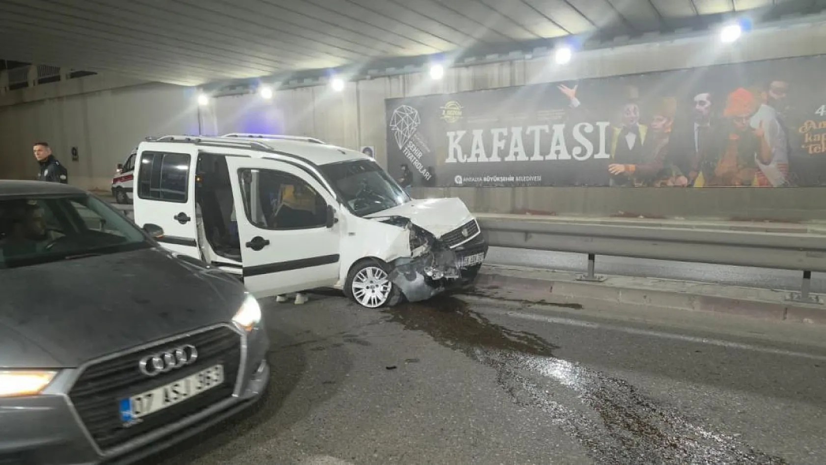 Antalya'da kontrolden çıkan otomobil bariyerlere çarptı: 3 yaralı