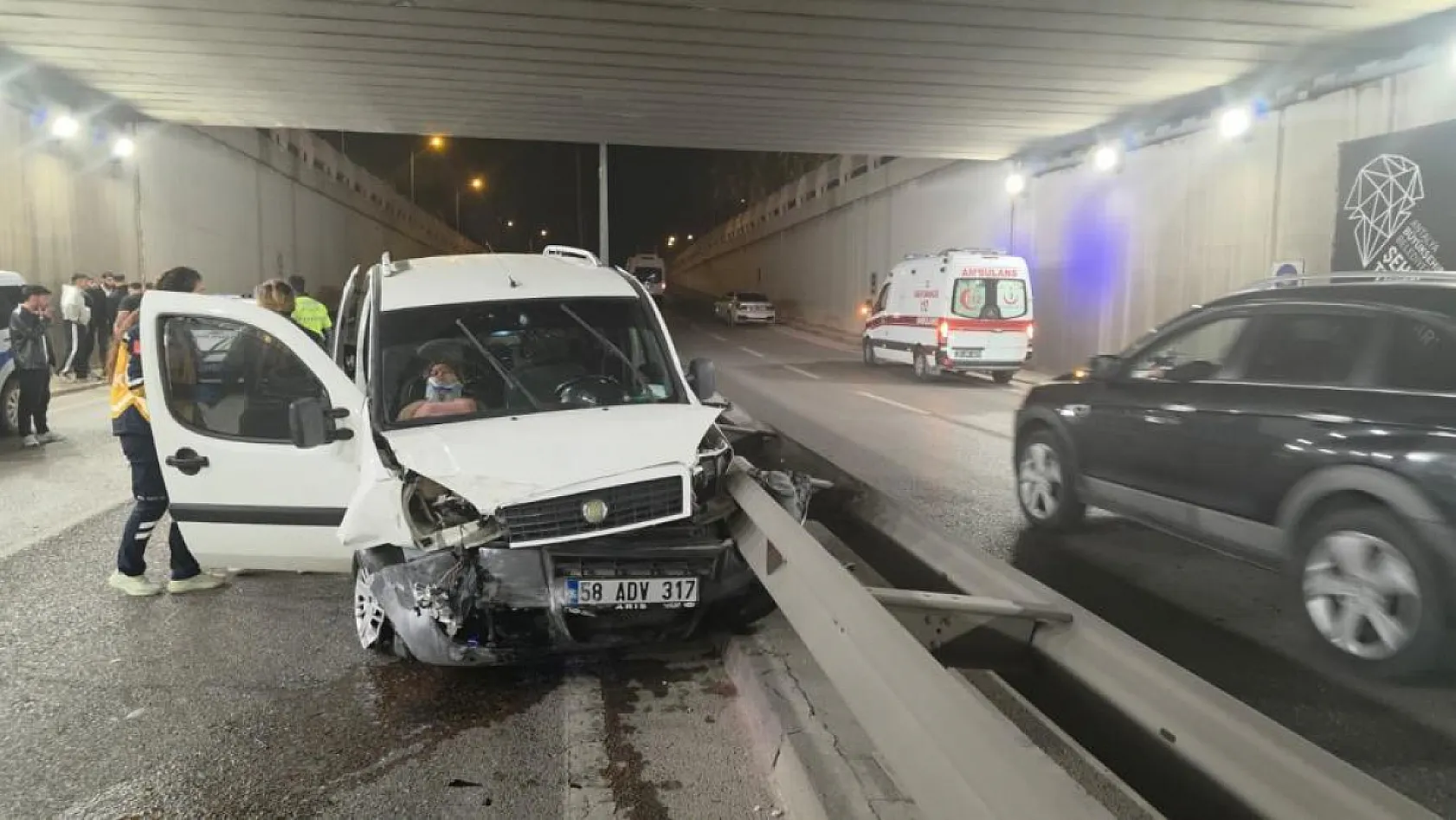 Antalya'da kontrolden çıkan otomobil bariyerlere çarptı: 3 yaralı