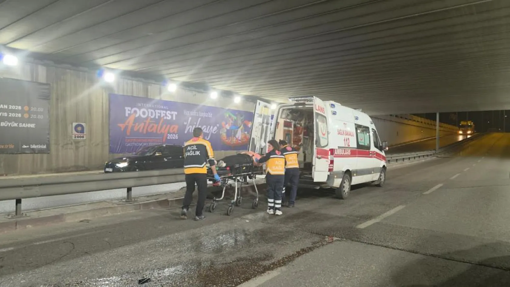 Antalya'da kontrolden çıkan otomobil bariyerlere çarptı: 3 yaralı