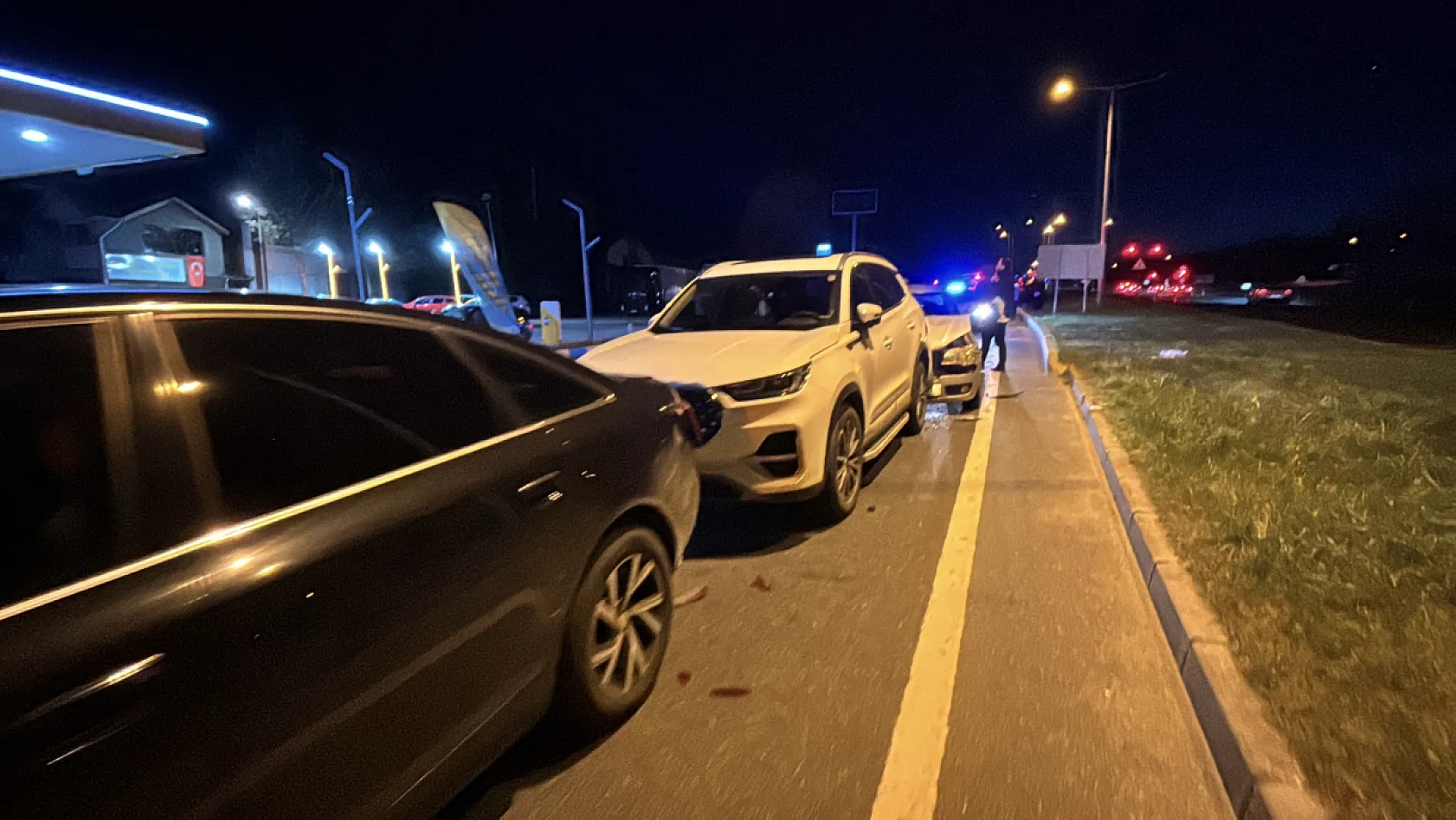 Ani fren yapıp kaçan sürücü, zincirleme kazaya neden oldu: 3 yaralı