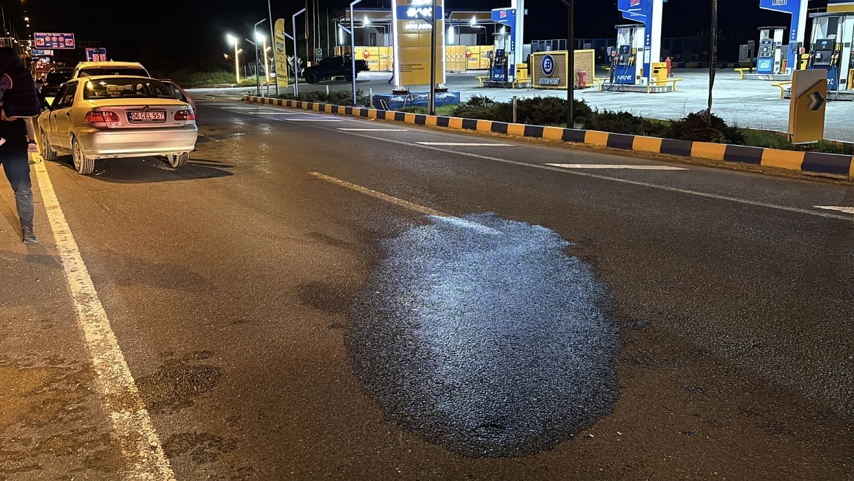 Ani fren yapıp kaçan sürücü, zincirleme kazaya neden oldu: 3 yaralı