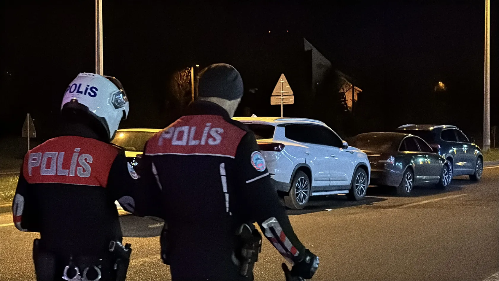 Ani fren yapıp kaçan sürücü, zincirleme kazaya neden oldu: 3 yaralı