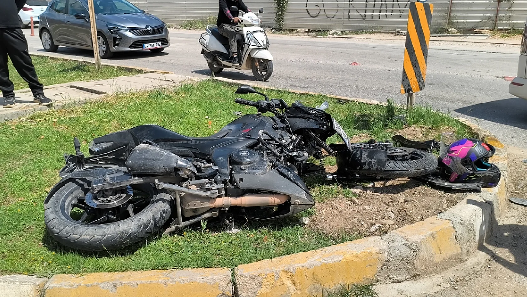 Kaza yapan motosikletli karşı yönden gelen minibüsün altında kaldı