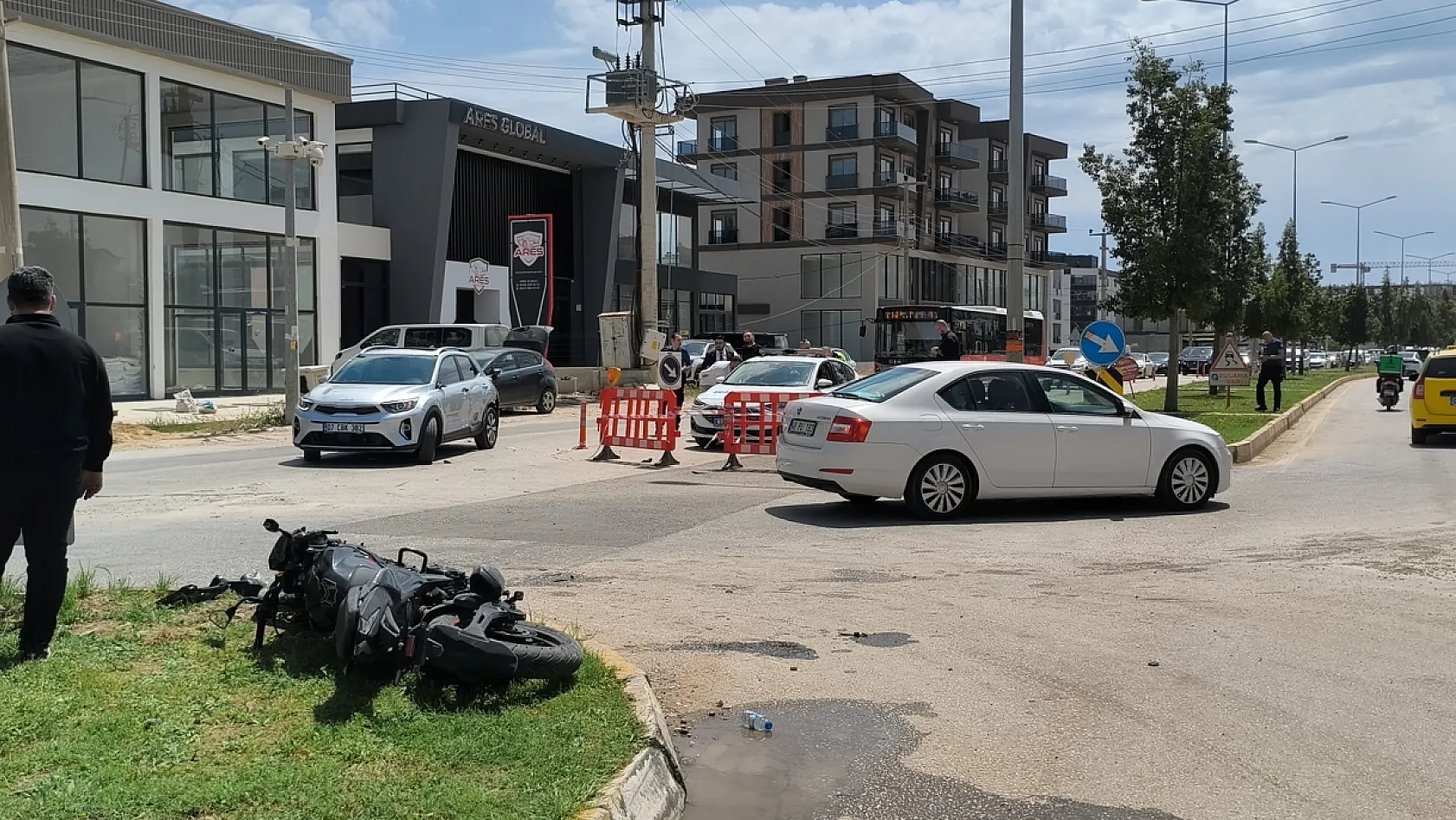 Kaza yapan motosikletli karşı yönden gelen minibüsün altında kaldı