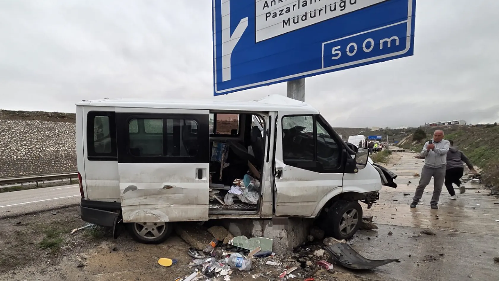 Minibüs Önce Otomobile Sonra Tabelaya Çarptı: 1 Kişi Hayatını Kaybetti
