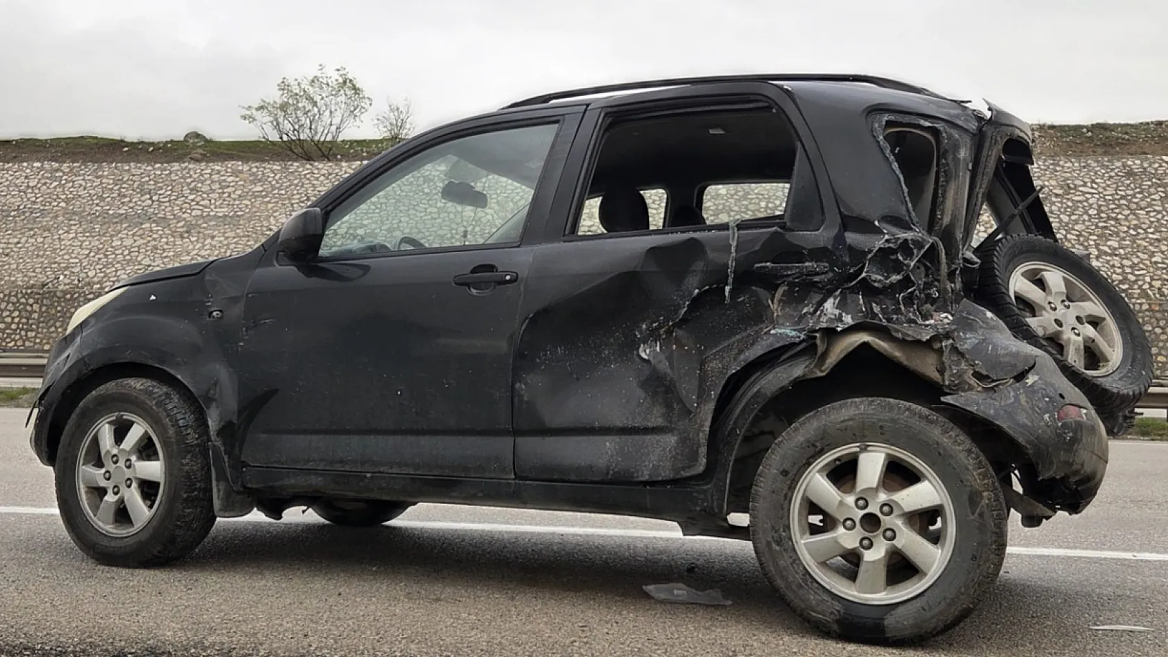 Minibüs Önce Otomobile Sonra Tabelaya Çarptı: 1 Kişi Hayatını Kaybetti
