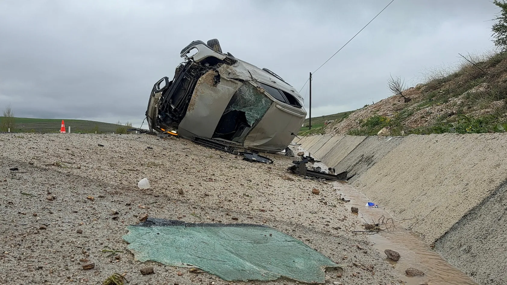 Devrilen otomobilde biri bebek 3 kişi yaralandı