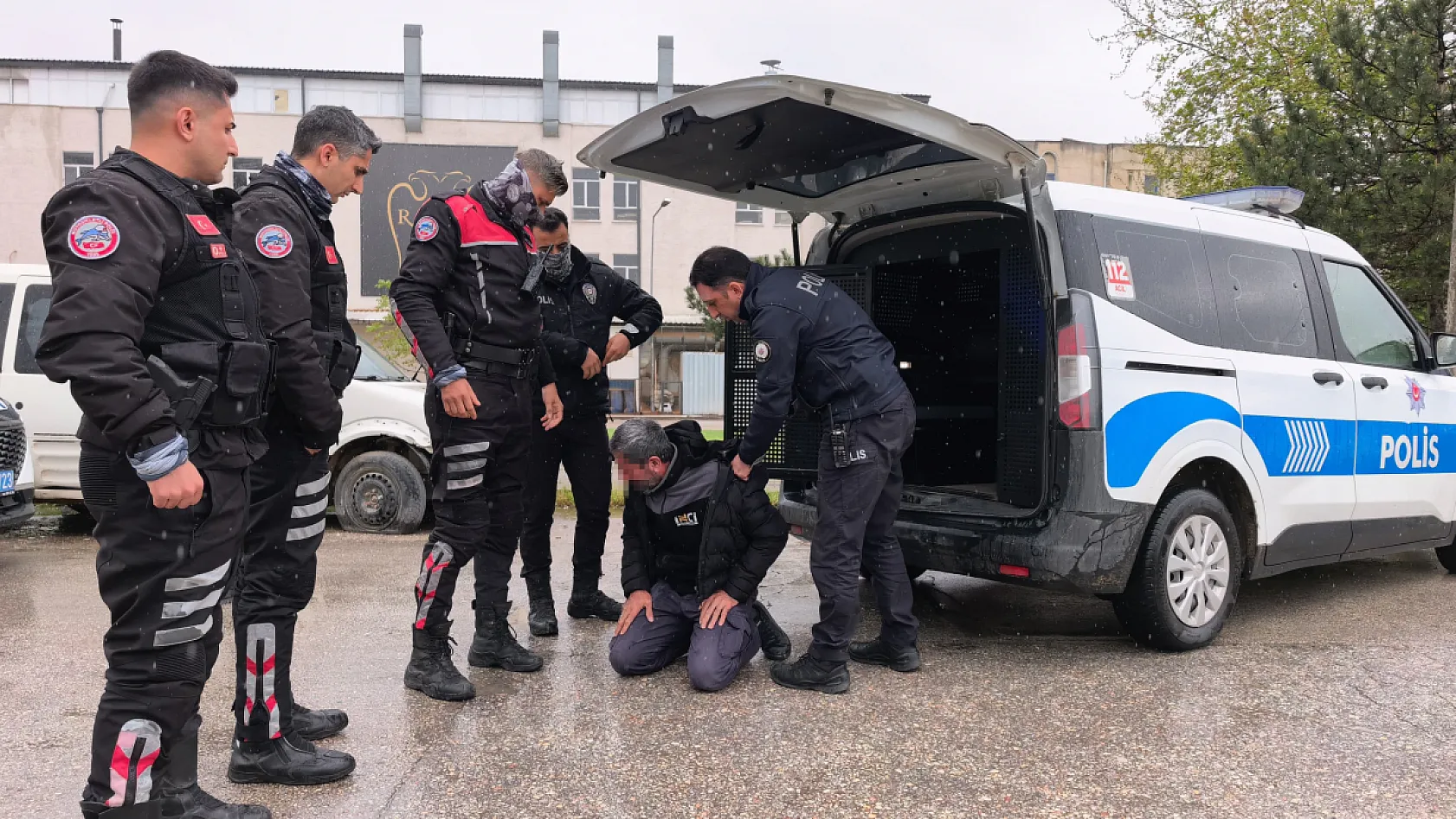 Ehliyetsiz sürücü zorluk çıkarınca biber gazı yedi