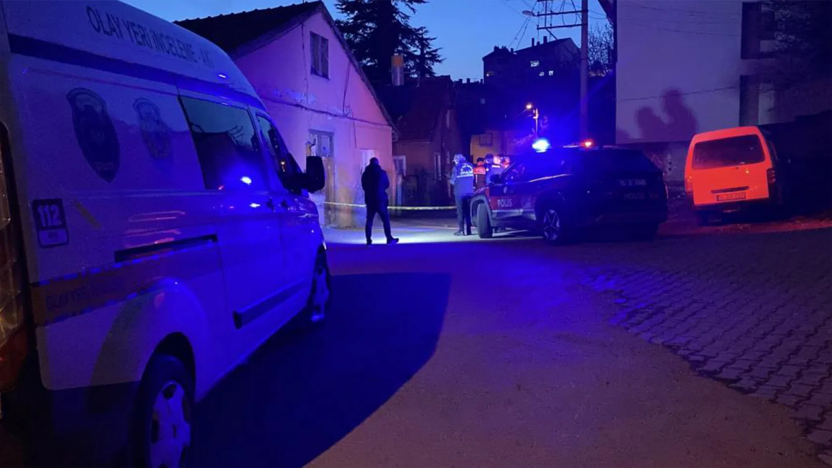 Boşanma aşamasındaki eşinin evine tabancayla ateş açtı