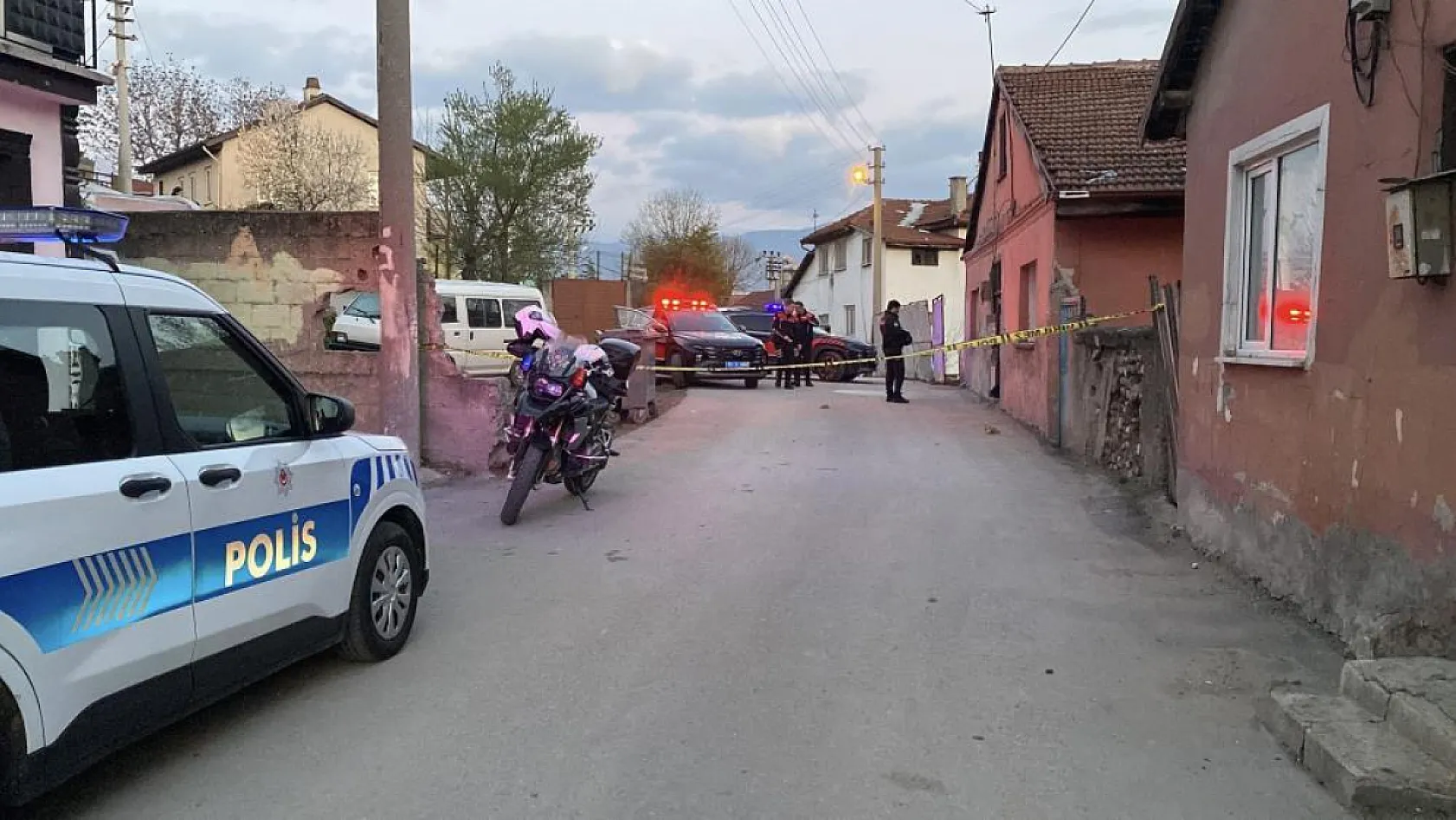 Boşanma aşamasındaki eşinin evine tabancayla ateş açtı
