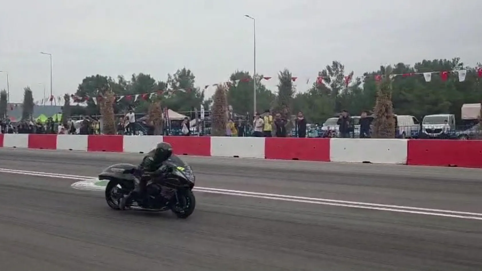 Motodrag yarışlarında bariyerlere çarpan motosikletin sürücüsü yaralandı