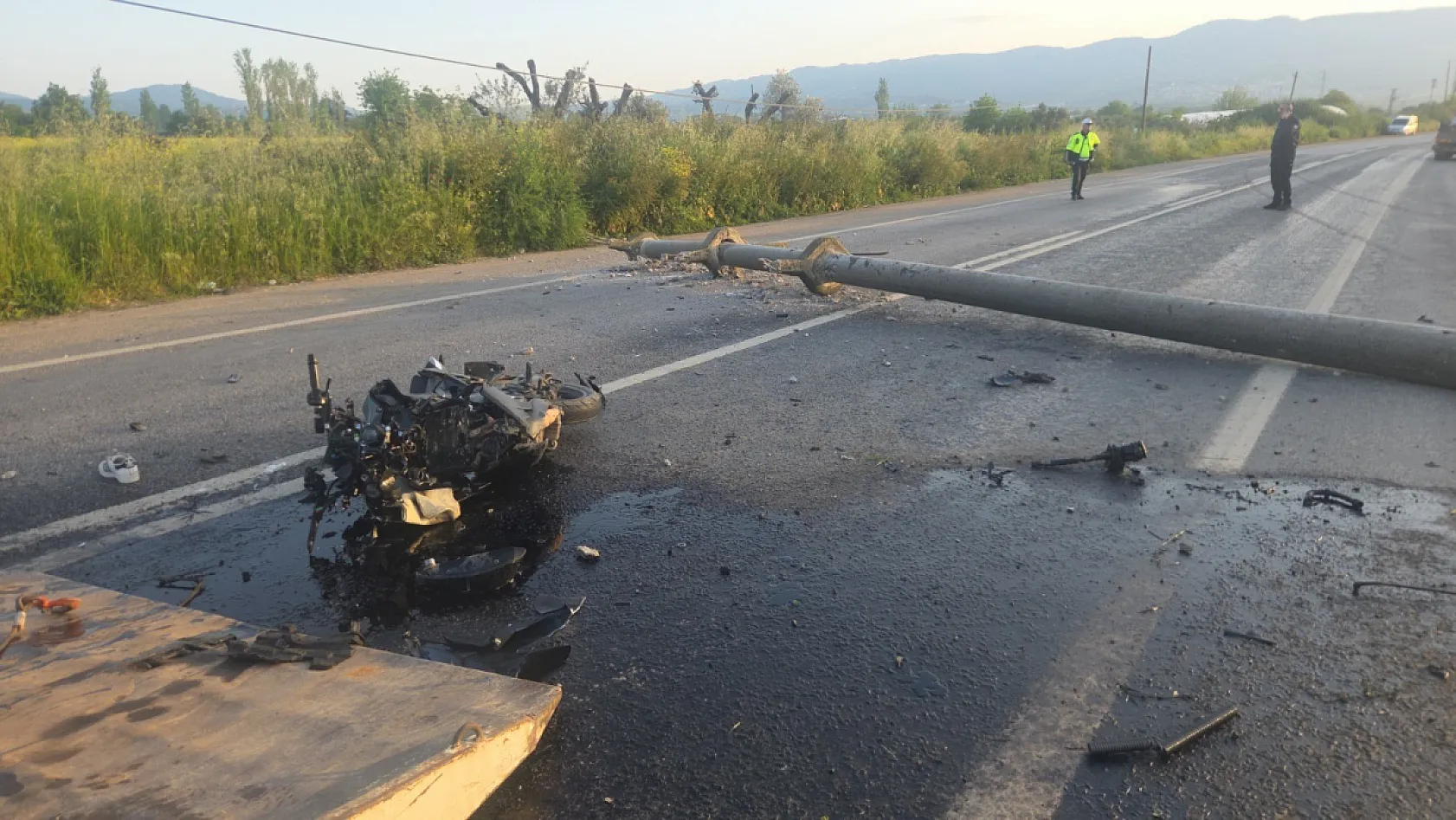 Otomobilin devirdiği elektrik direğine motosiklet çarptı: 4 yaralı
