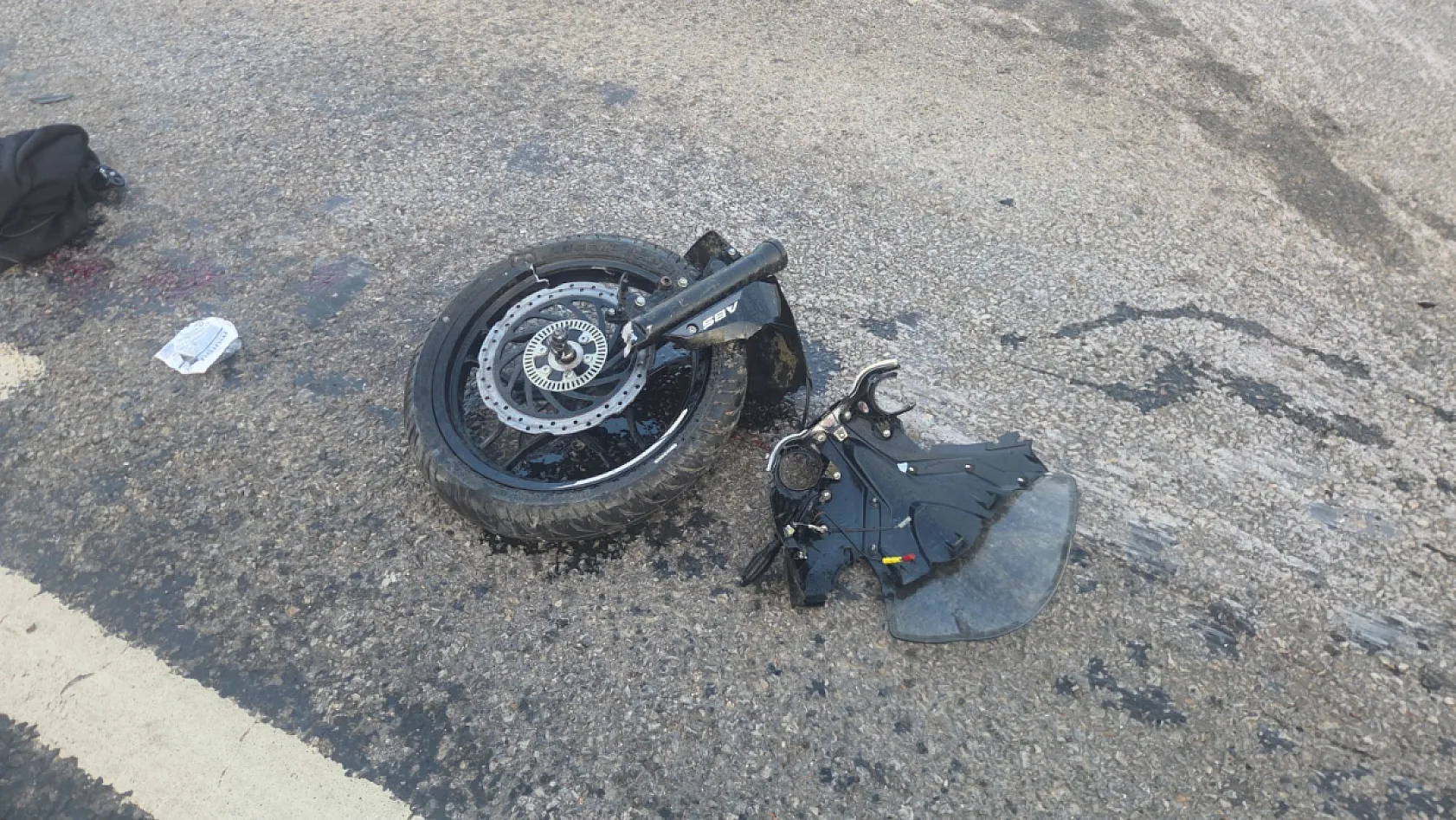 Otomobilin devirdiği elektrik direğine motosiklet çarptı: 4 yaralı