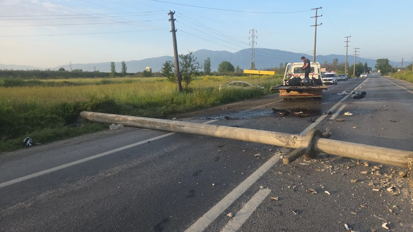 Otomobilin devirdiği elektrik direğine motosiklet çarptı: 4 yaralı