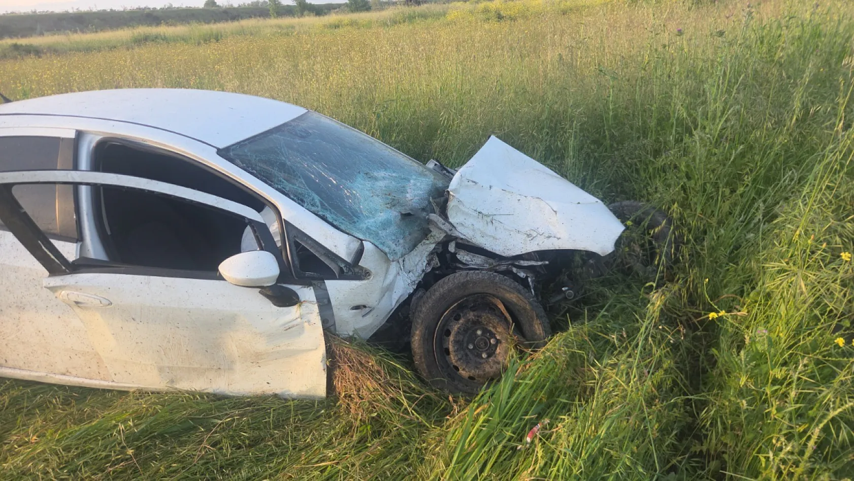 Otomobilin devirdiği elektrik direğine motosiklet çarptı: 4 yaralı