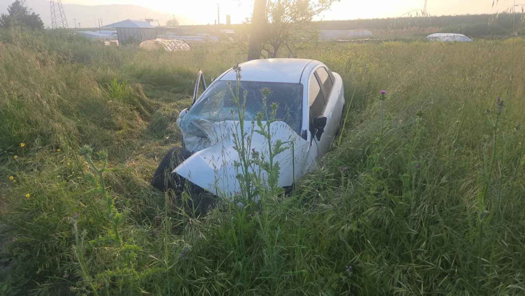 Otomobilin devirdiği elektrik direğine motosiklet çarptı: 4 yaralı