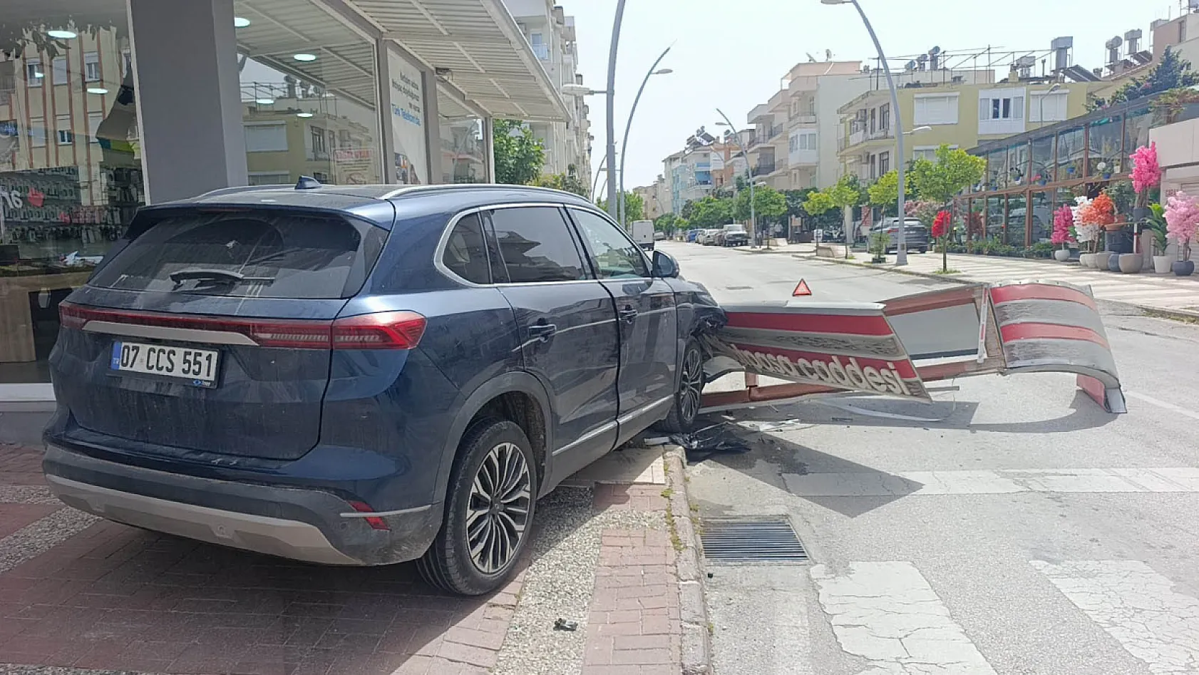 Önce otomobile ardından dev tabelaya çarptı