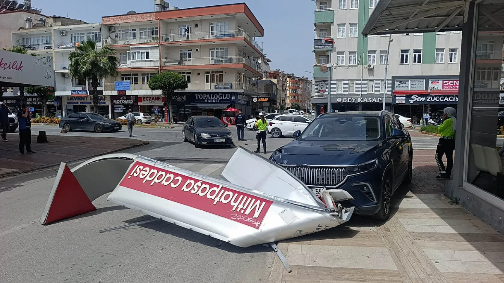 Önce otomobile ardından dev tabelaya çarptı