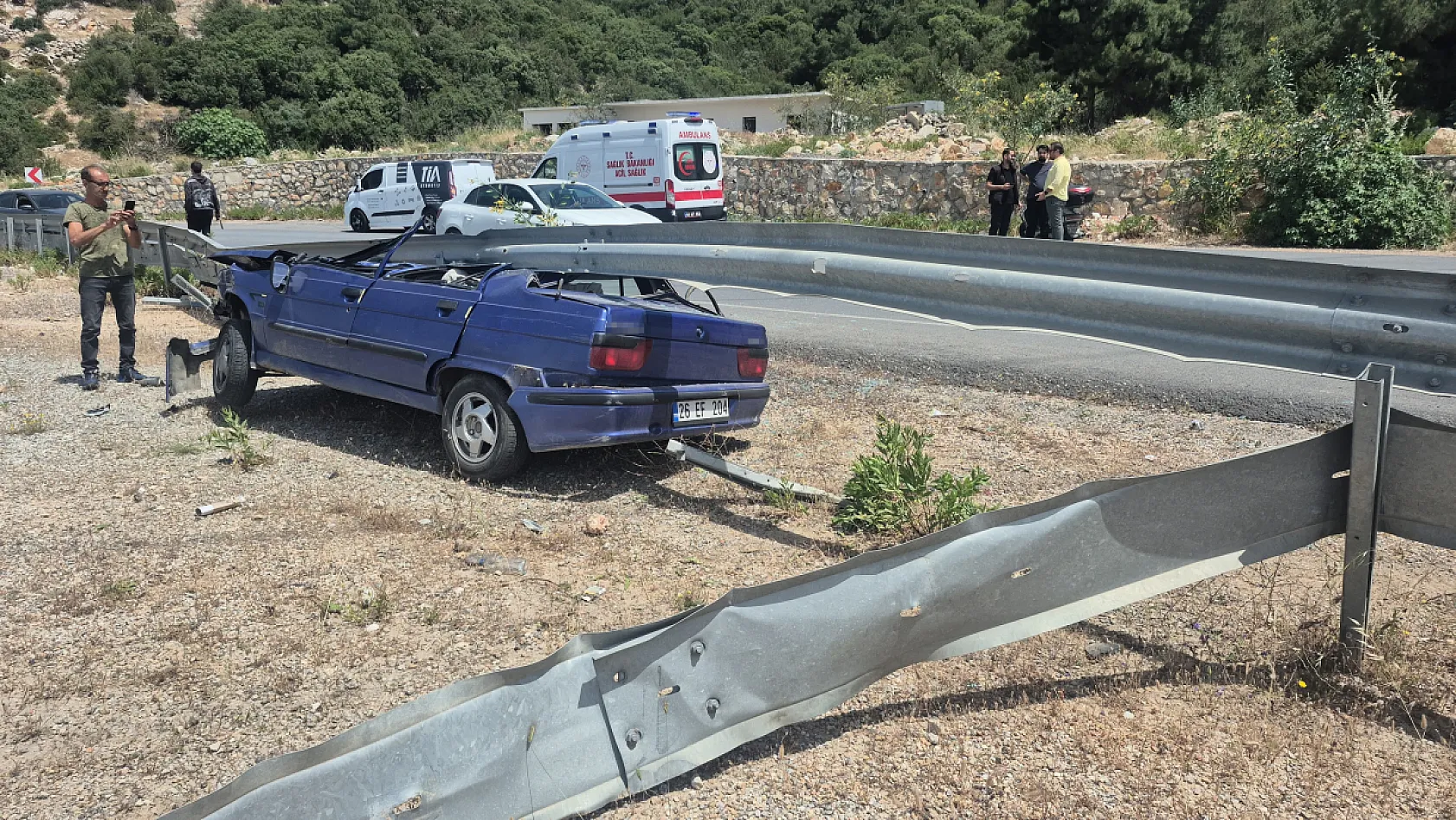 Bodrum'da otomobil çelik bariyerin altına girdi: sürücü hafif yaralı
