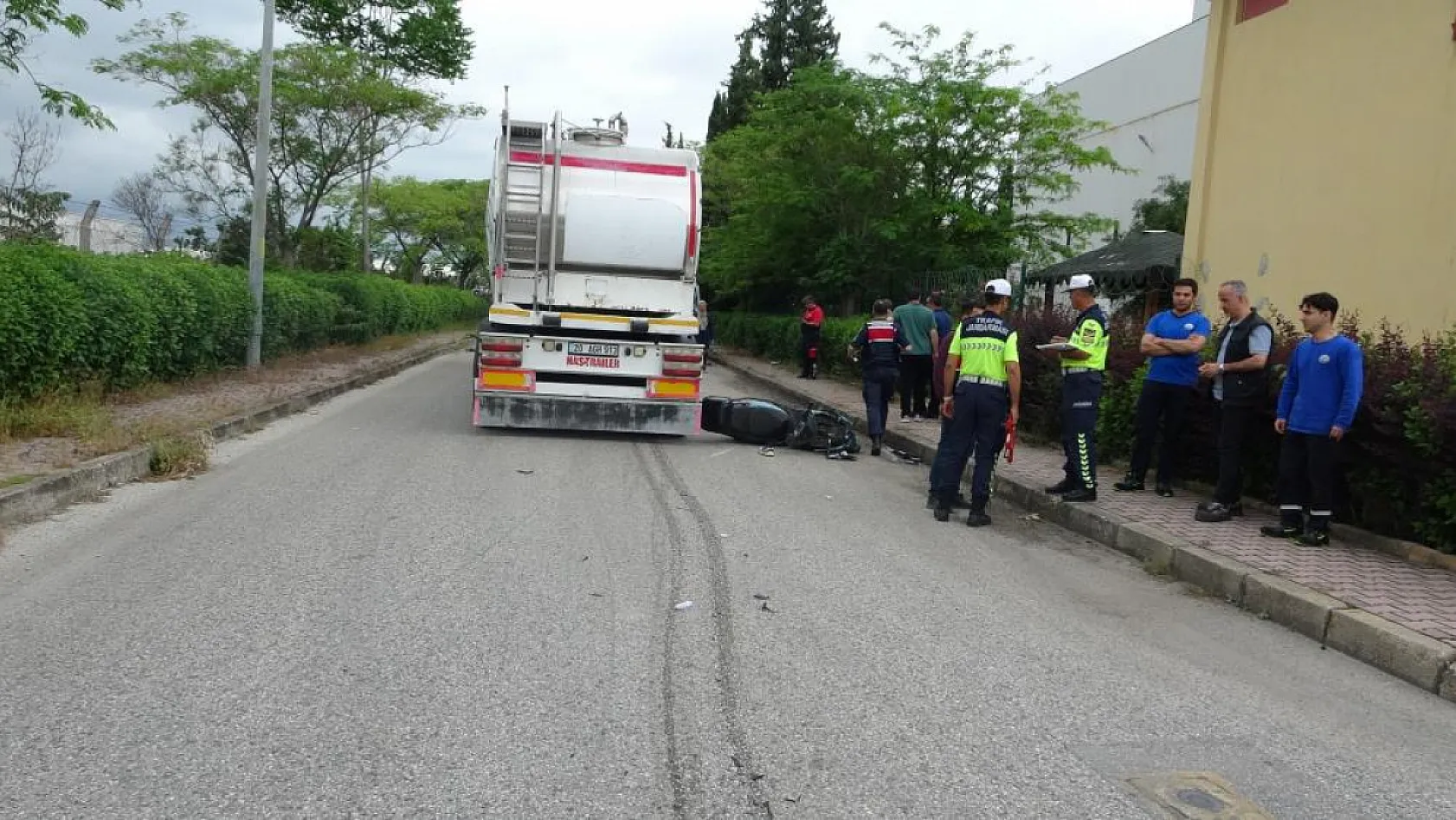 Antalya'da feci kaza: Tırın altında kalan 19 yaşındaki motosikletli genç hayatını kaybetti