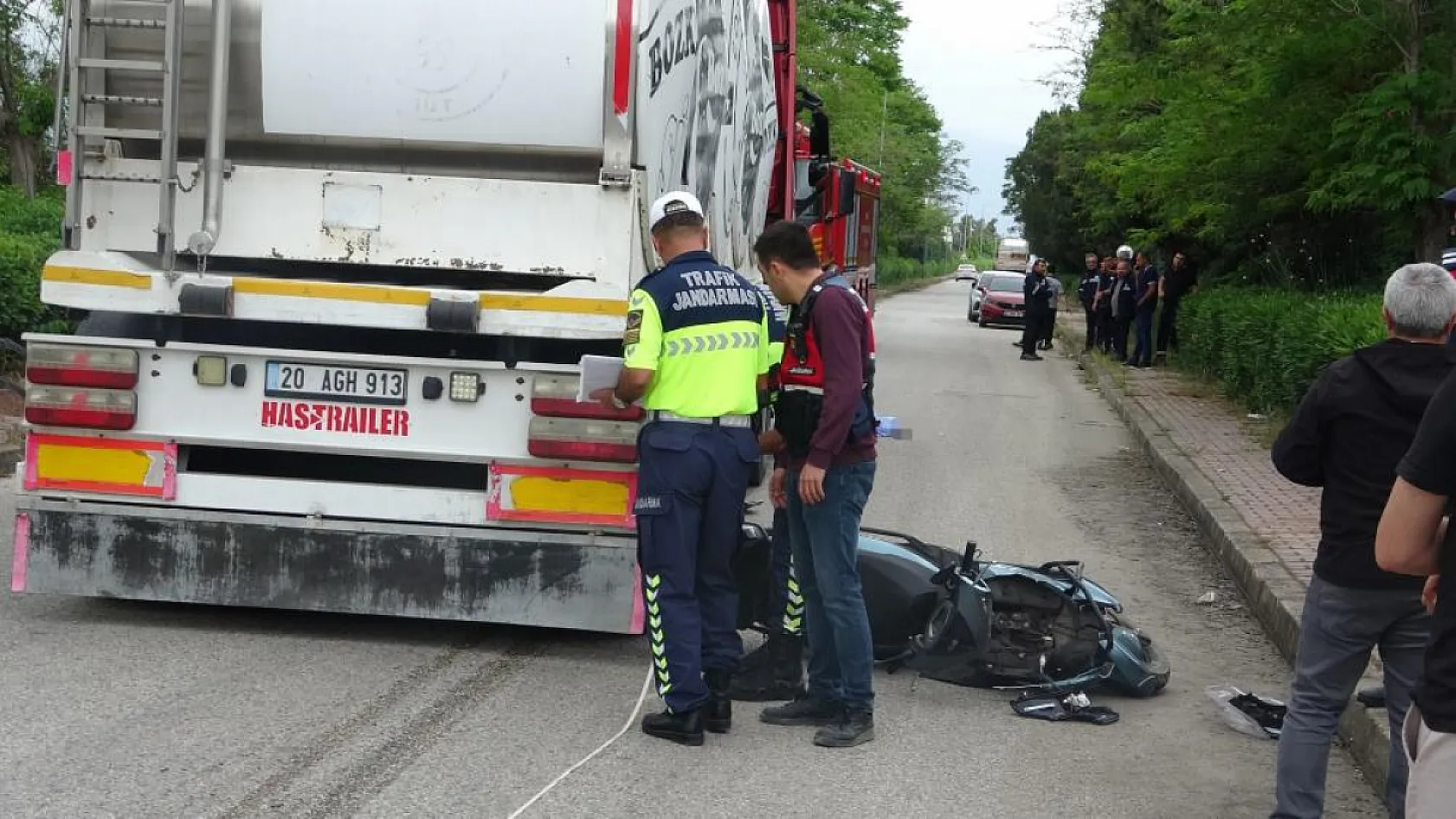 Antalya'da feci kaza: Tırın altında kalan 19 yaşındaki motosikletli genç hayatını kaybetti