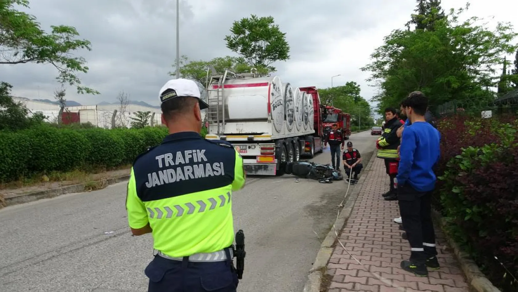 Antalya'da feci kaza: Tırın altında kalan 19 yaşındaki motosikletli genç hayatını kaybetti