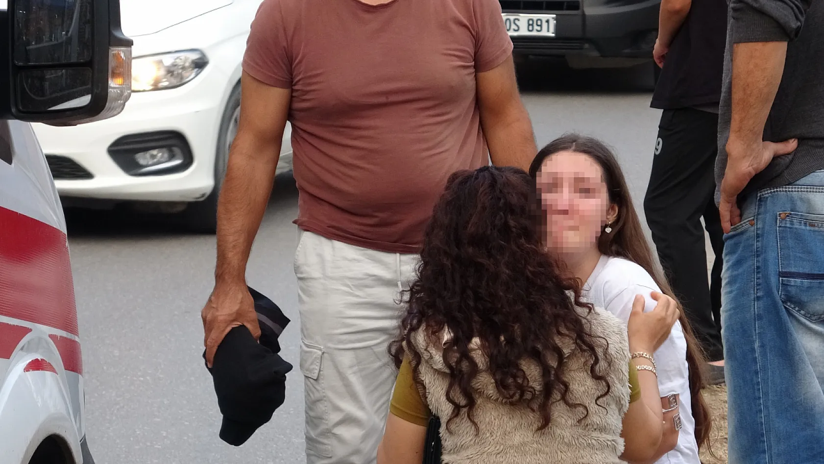 Karşıya geçmeye çalışan gence otomobil çarptı, kız arkadaşı ve annesi sinir krizi geçirdi