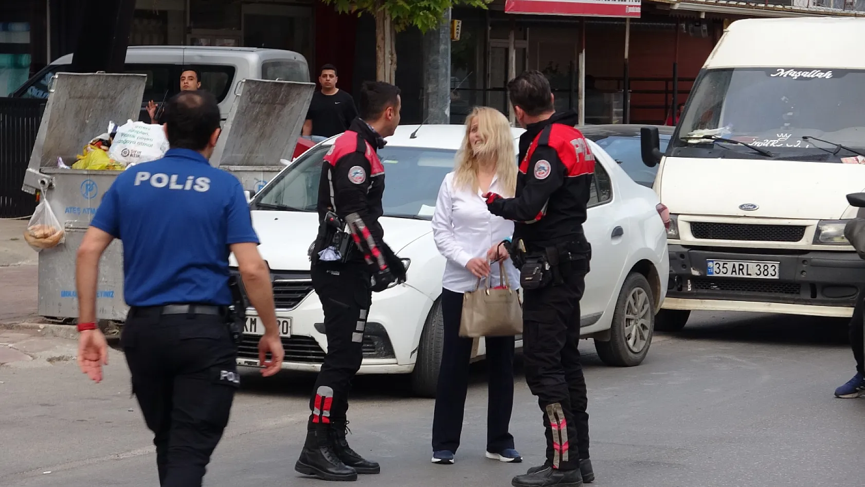 Karşıya geçmeye çalışan gence otomobil çarptı, kız arkadaşı ve annesi sinir krizi geçirdi