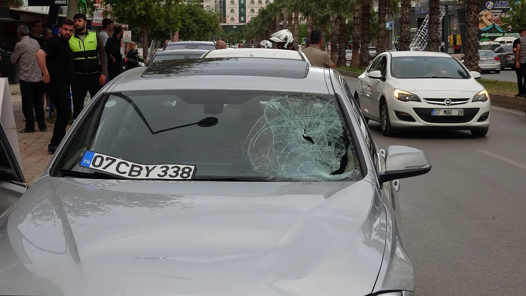 Karşıya geçmeye çalışan gence otomobil çarptı, kız arkadaşı ve annesi sinir krizi geçirdi