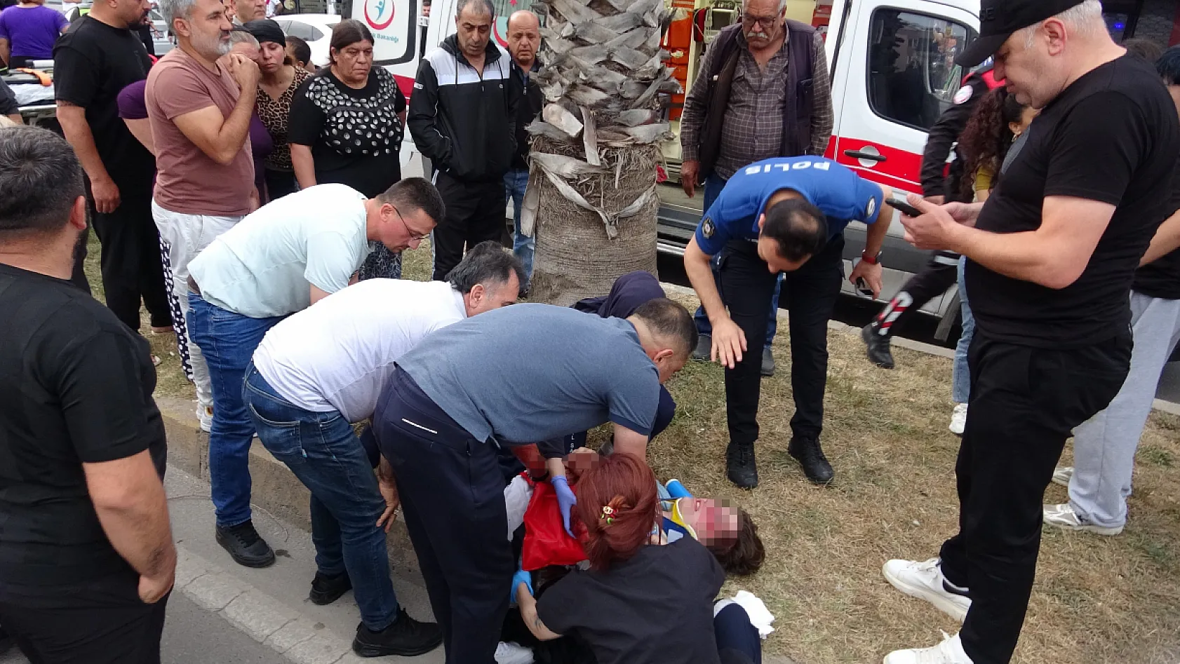 Karşıya geçmeye çalışan gence otomobil çarptı, kız arkadaşı ve annesi sinir krizi geçirdi