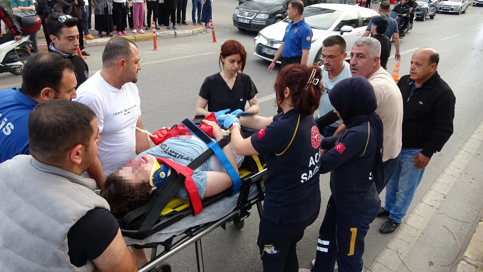 Karşıya geçmeye çalışan gence otomobil çarptı, kız arkadaşı ve annesi sinir krizi geçirdi