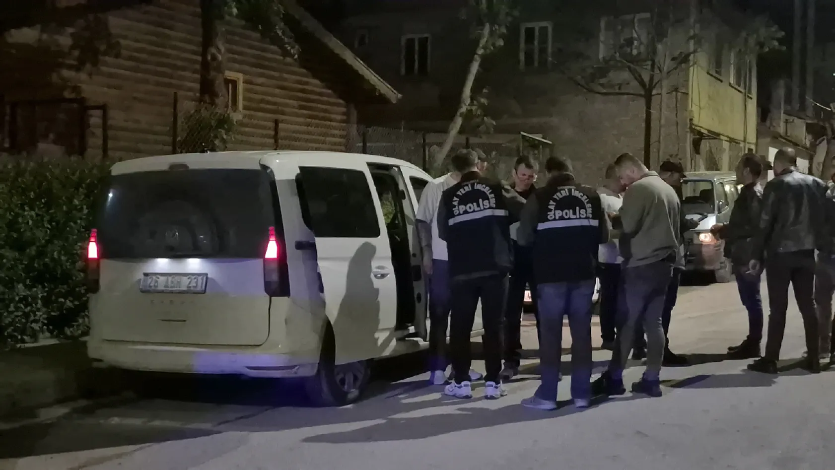 Pompalı tüfekle ateş eden 16 yaşındaki çocuk bacağından bıçaklandı
