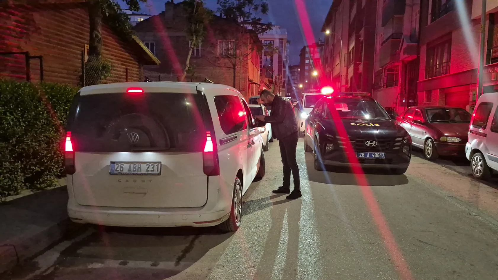 Pompalı tüfekle ateş eden 16 yaşındaki çocuk bacağından bıçaklandı