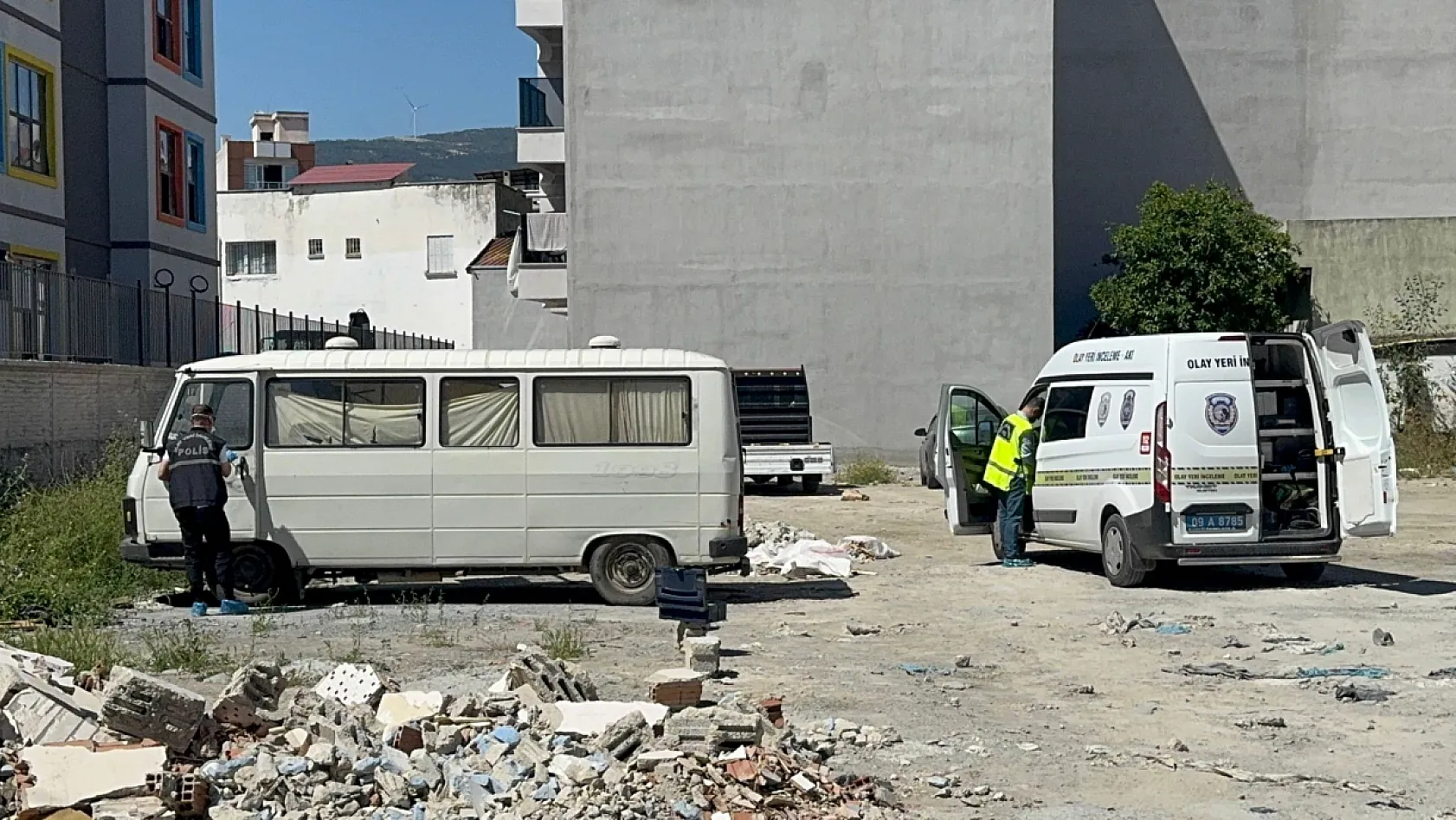 Bir kişi minibüs içerisinde ölü bulundu