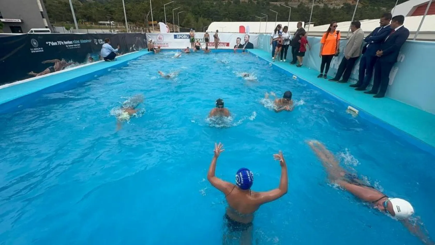 Bakan Aşkın'dan Marmarisli genç yüzücülere 19 Mayıs hediyesi