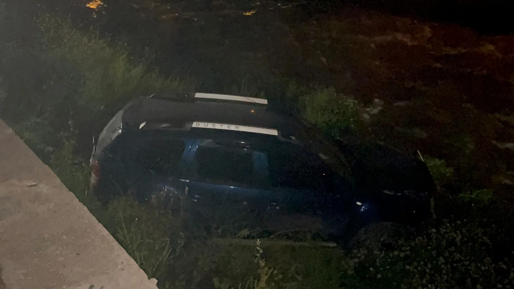 Kontrolden çıkan araç dereye uçtu, kaza sonrası sürücü kaçtı