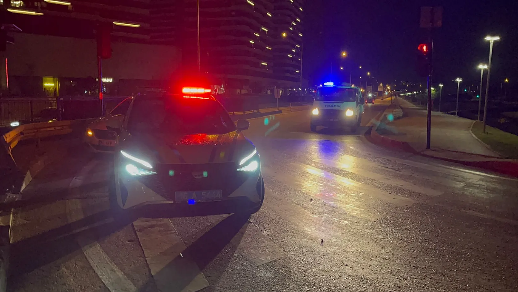 Kontrolden çıkan araç dereye uçtu, kaza sonrası sürücü kaçtı