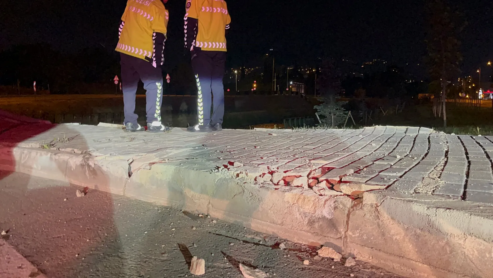 Kontrolden çıkan araç dereye uçtu, kaza sonrası sürücü kaçtı