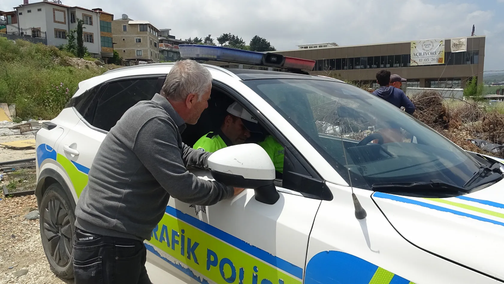 İlk kez ceza yiyen sürücü 4 bin TL'lik hız cezası için polis ekiplerini tebrik etti