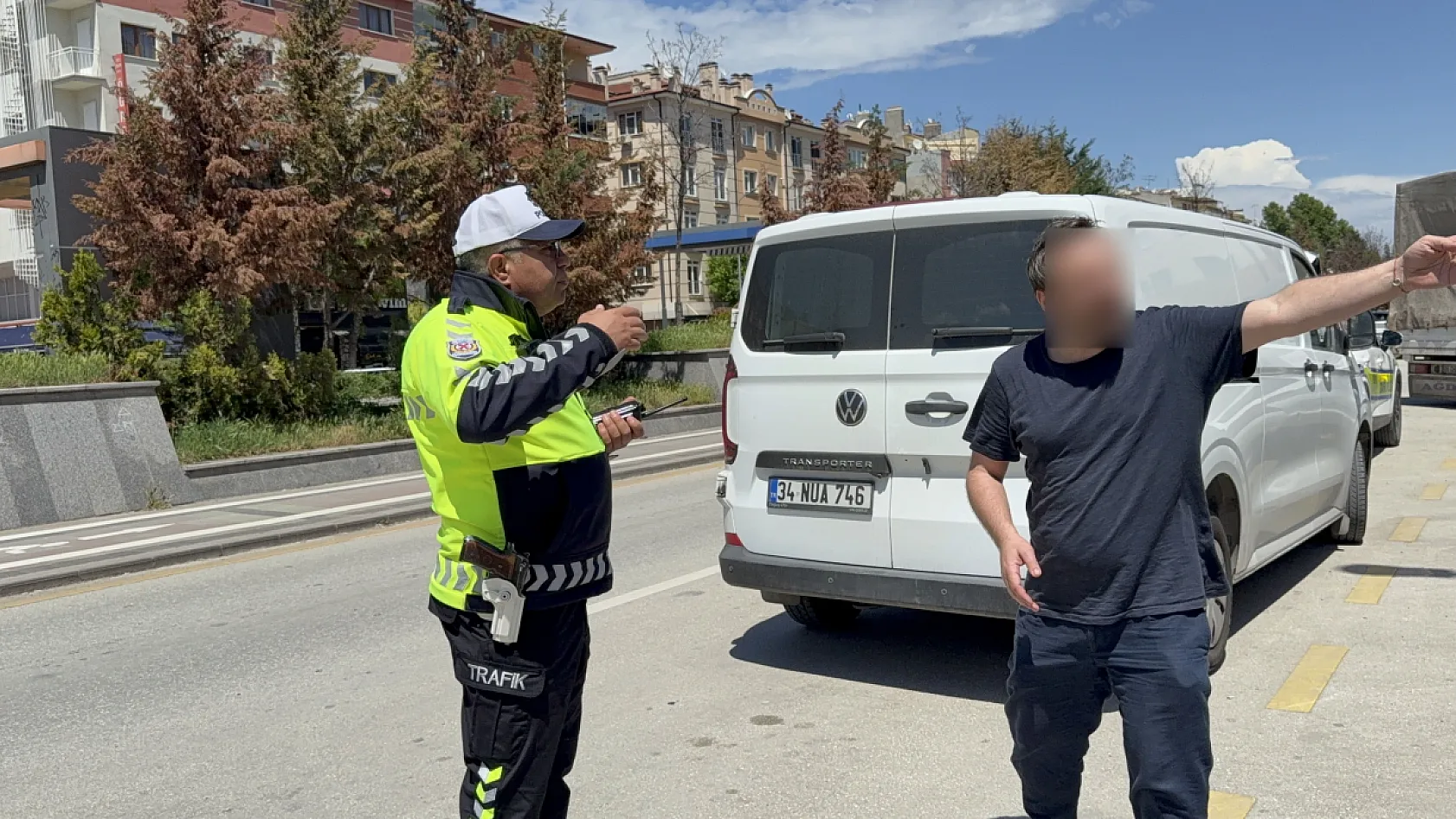 Ters yönden gelen eksik evraklı sürücüden polise ilginç tepki