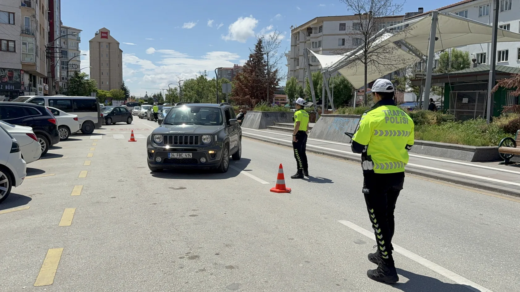 Ters yönden gelen eksik evraklı sürücüden polise ilginç tepki