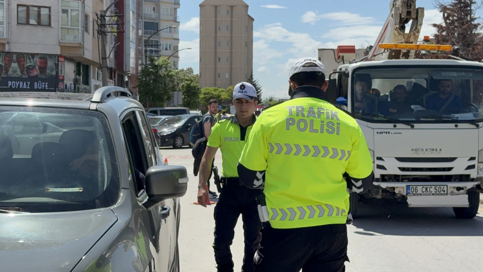 Ters yönden gelen eksik evraklı sürücüden polise ilginç tepki