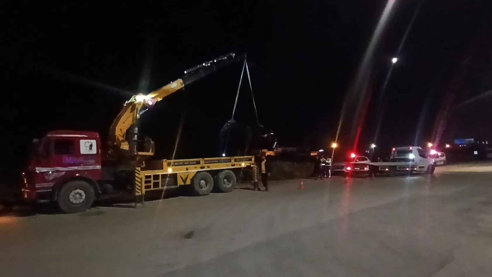 Lüks otomobil kanala uçtu, sürücü araçtan çıkıp olay yerinden ayrıldı